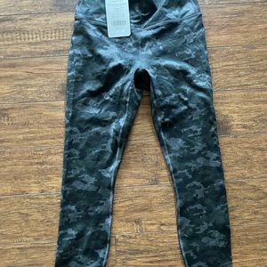 NWT Fabletics PowerHold camo Print 7/8 legging size small